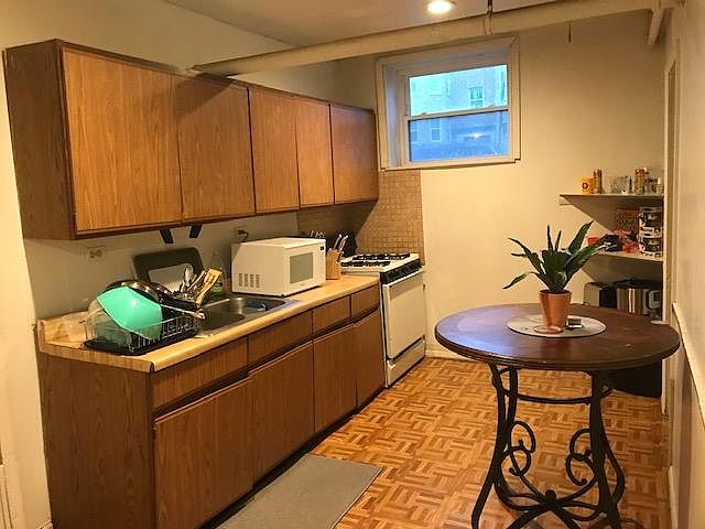 KITCHEN W/TABLE