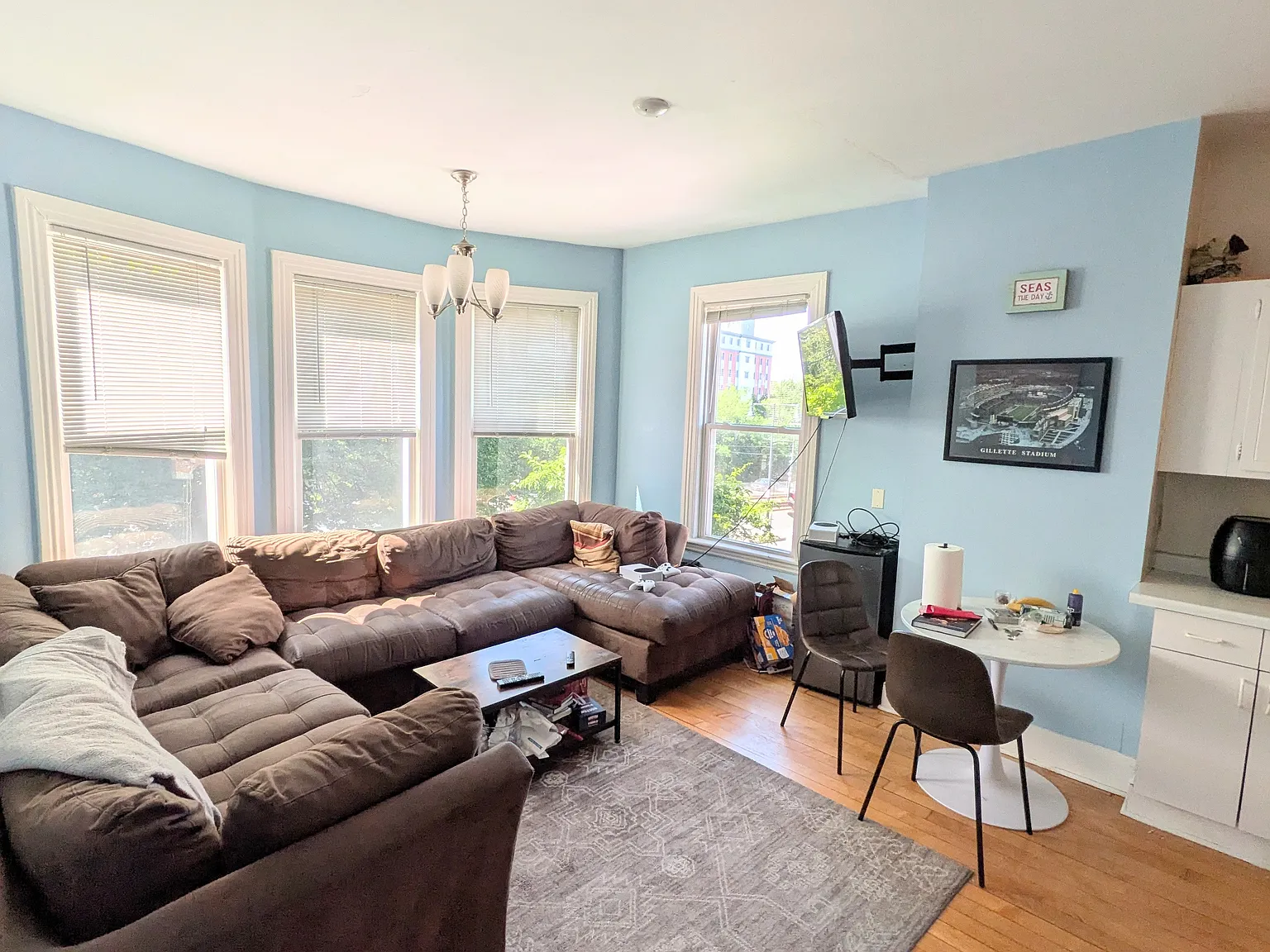 4 bed, 9999 sqft, $4,200 — Photo 2