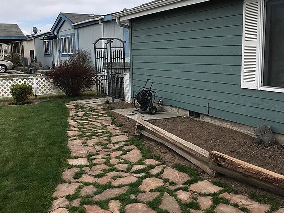 2nd image of 400 NE Mariposa Ave