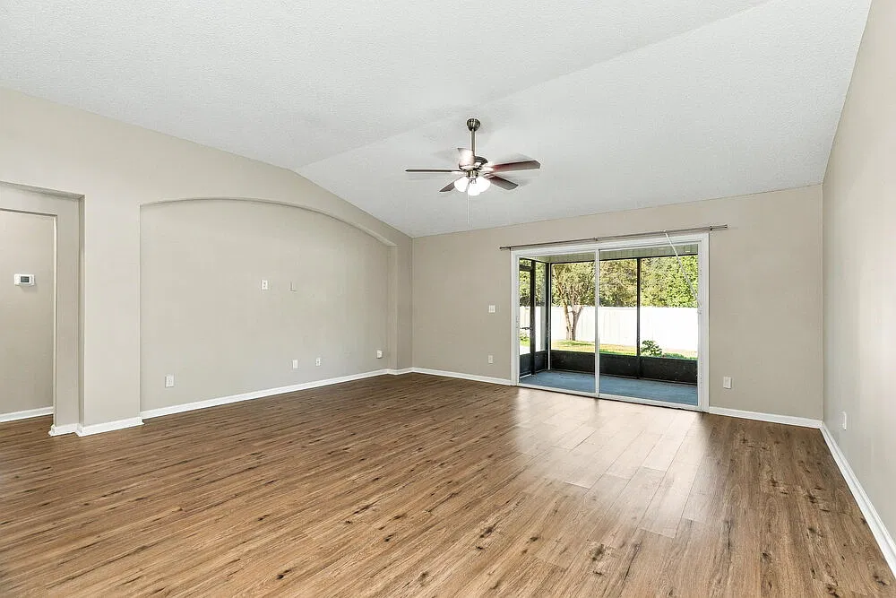 4 bed, 2.0 bath, 1958 sqft, $2,330 — Photo 4