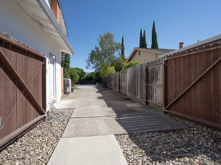 1512 Mosswood Dr — Photo 27