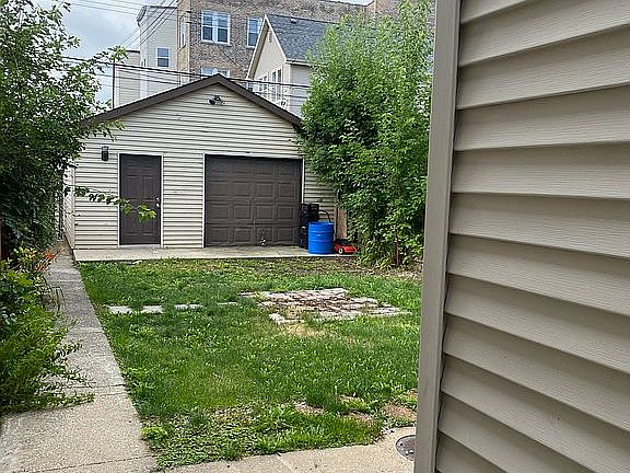 5th image of 3051 W Montrose Ave