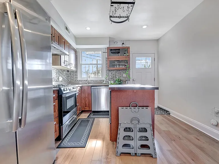 639 20th St NE — Photo 2