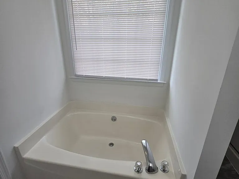 312 Shade Tree Dr — Photo 3