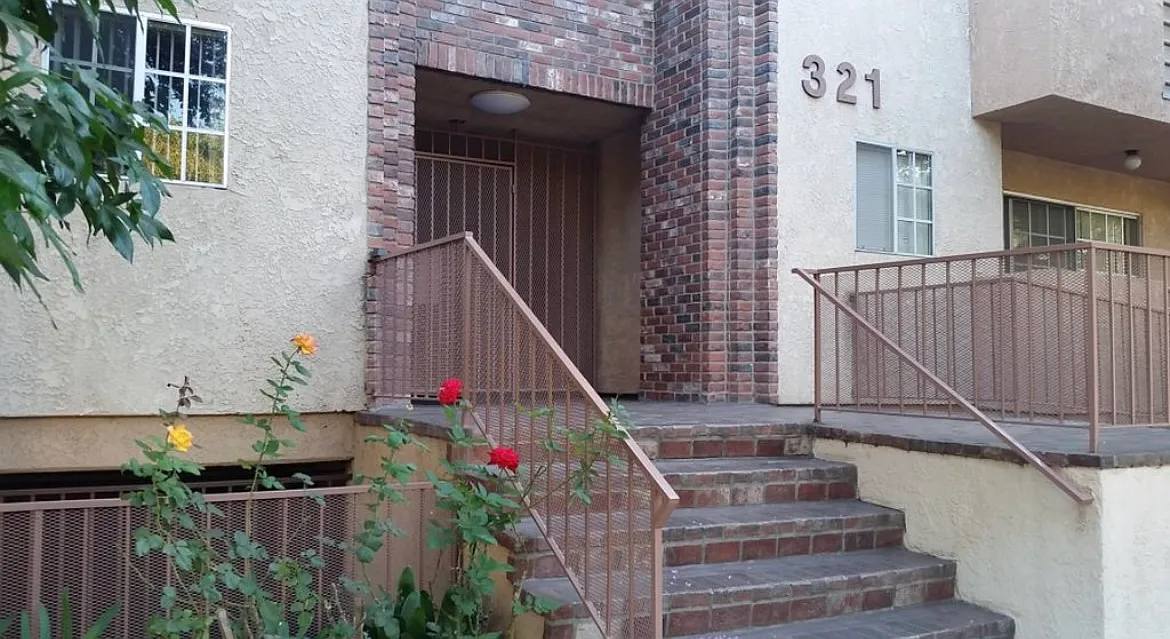 321 S. Sixth St — Photo 2
