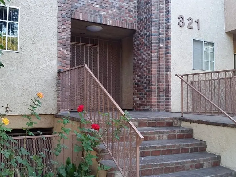 321 S. Sixth St — Photo 2