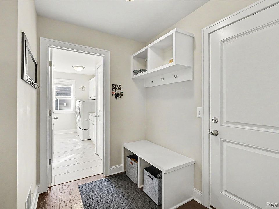 1084 Woods Edge Dr, photo 17