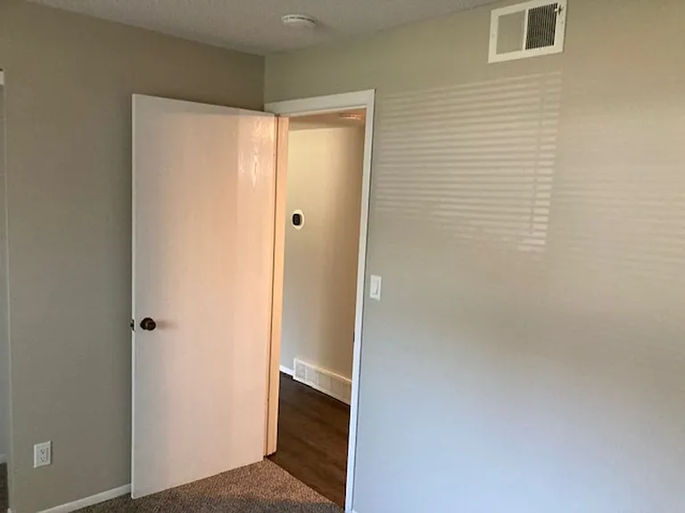 Hollow Hills Apartments — Photo 43