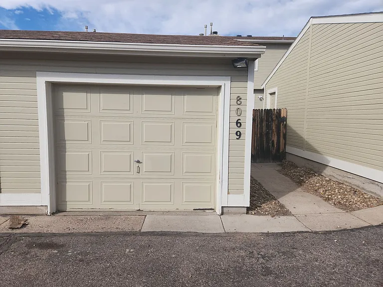 8069 Lexington Park Dr — Photo 17
