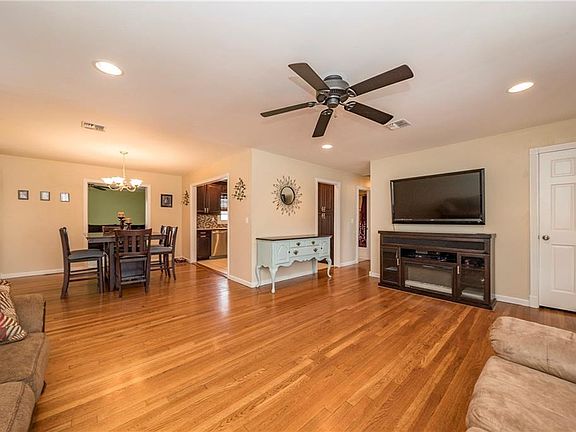 4th image of 1044 Beach Ave