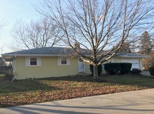 135 Donlin Ct, Sycamore, IL 60178