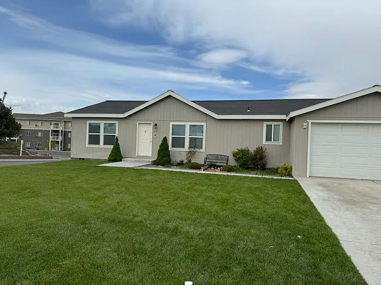 371 NE Marshall Loop — Photo 2
