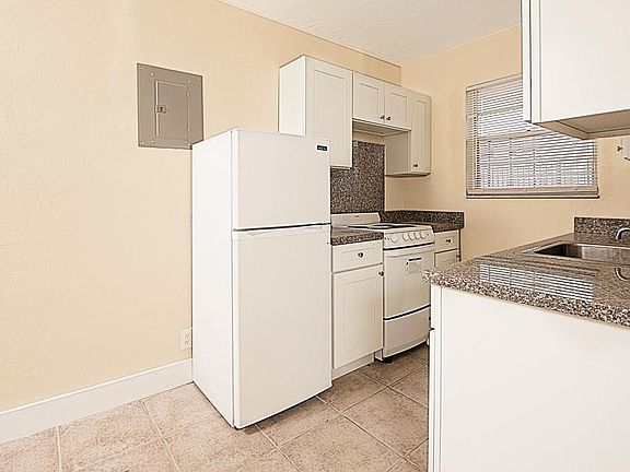 3rd image of 5521 NE Miami Ct APT 11