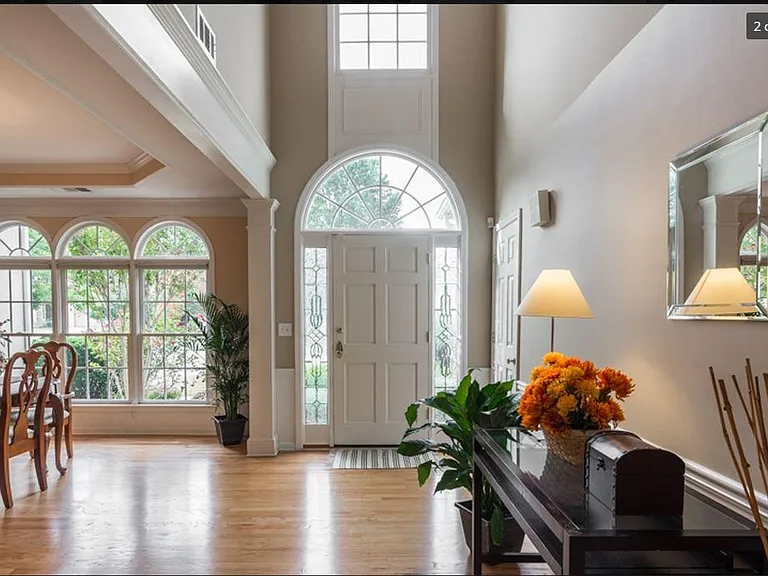 215 Smithdun Ln — Photo 3