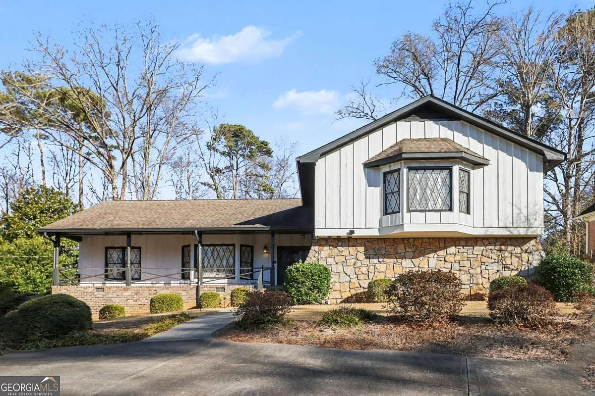 1905 Castleway Ln photo 1