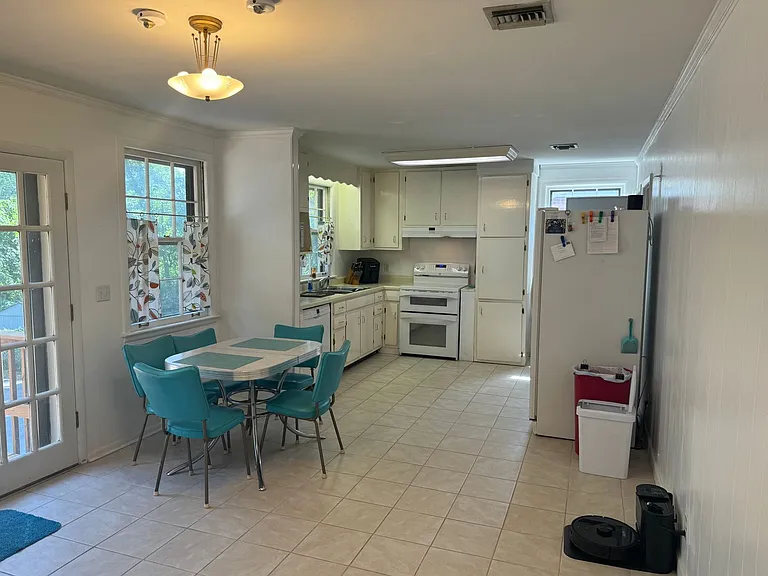 332 Lynn Dr — Photo 7