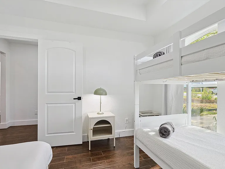 3322 Darby Ln — Photo 15