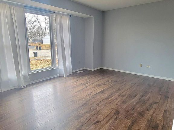 4th image of 4145 Camelot Dr