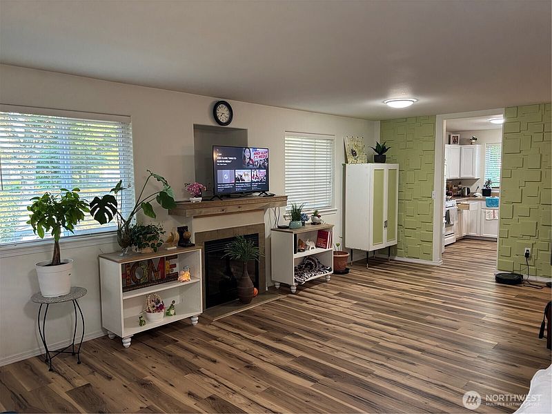 4th image of 834 Village Way