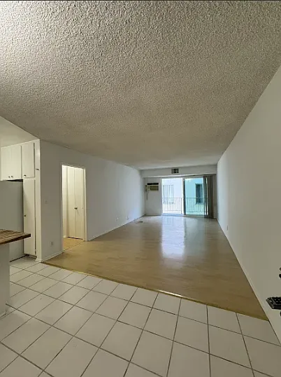 1150 N Normandie — Photo 3