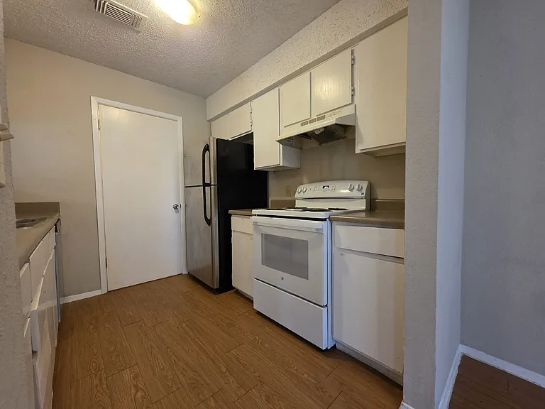 11900 Alpheus Ave #B — Photo 7