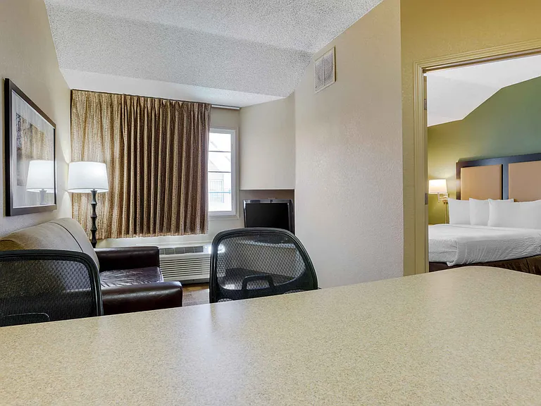 1 Bedroom Suite - 1 Queen Bed