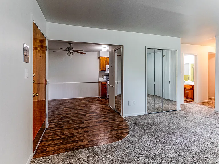 Somerset Manor East Apartments — Photo 25