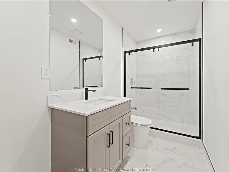 702 Pierre Ave #4 — Photo 9