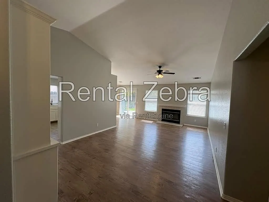 4 bed, 2.0 bath, 1690 sqft, $2,200 — Photo 2