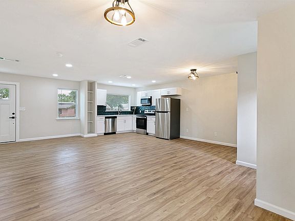 4th image of 904 Bryan Dr