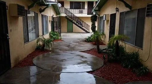 E Hullett St, Long Beach — Photo 2