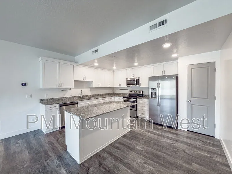 3 bed, 2.0 bath, 1175 sqft, $1,625 — Photo 3