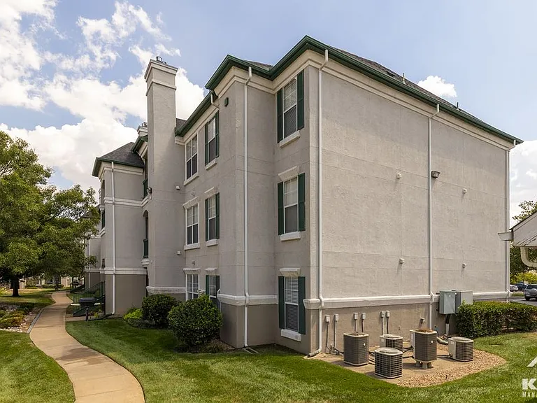 La Crosse Apartments — Photo 8