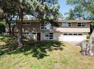 2211 Draper Ave, Roseville, MN 55113