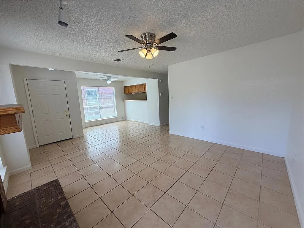 2 bed, 2.0 bath, 2466 sqft, $1,495 — Photo 4