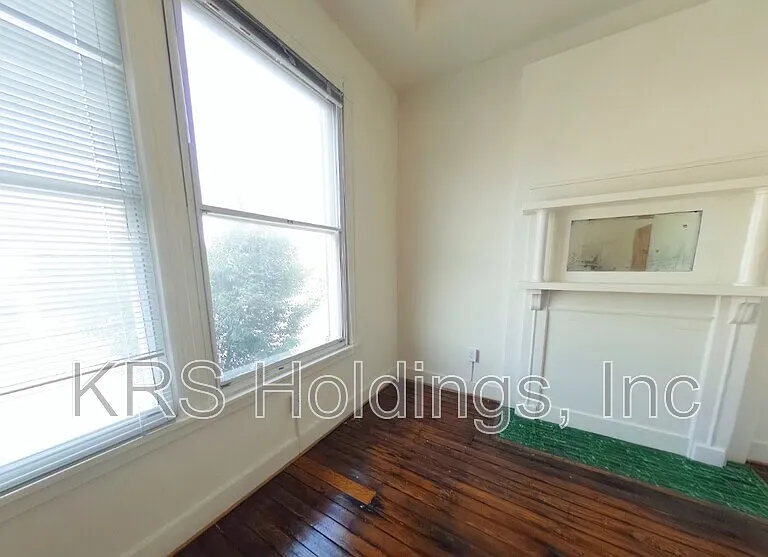 900 W Broad St — Photo 3