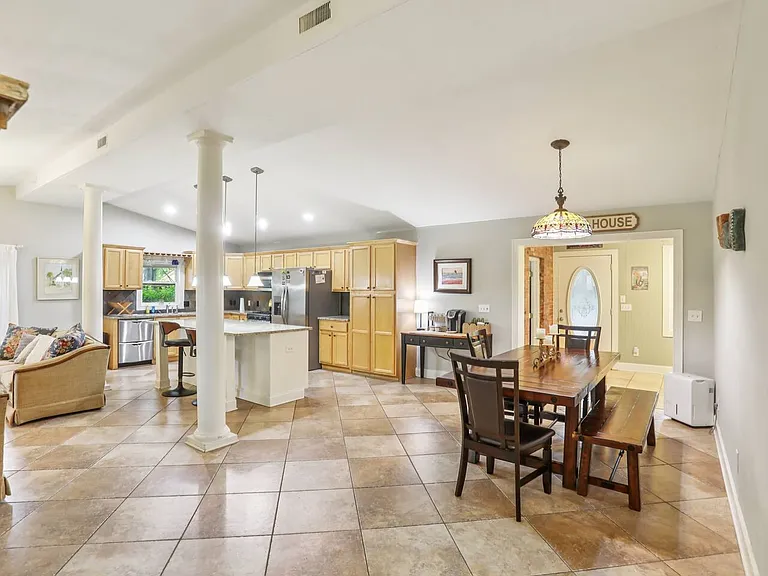 112 Riverview Dr — Photo 2