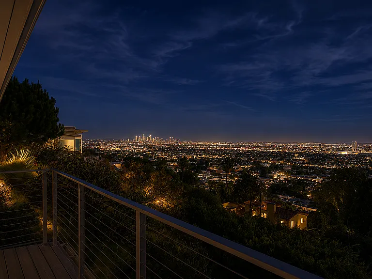 8376 Hollywood Blvd — Photo 33