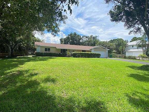 1 acre home w 4 horse stalls