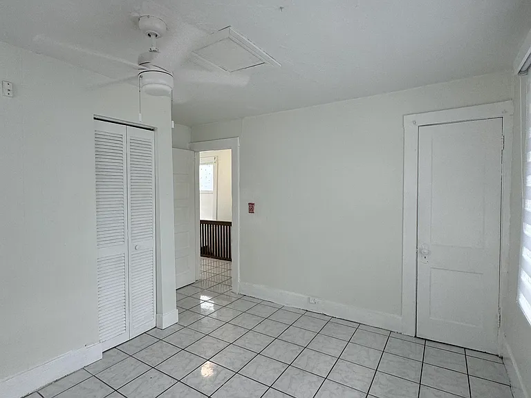 215 NE 26th Ter #C — Photo 12