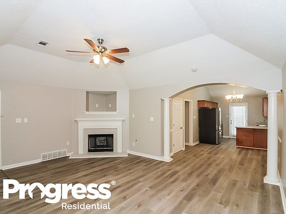 4th image of 60 Garden Springs Dr