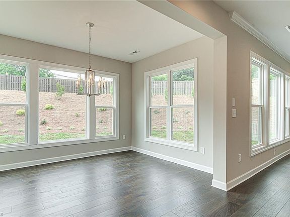 5th image of 703 Sugarberry Ln