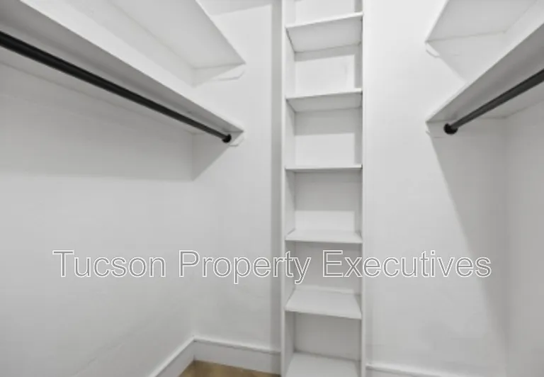 824 E 10th St #J — Photo 15