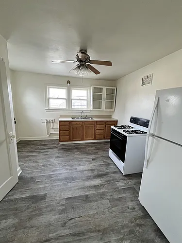 609 W Broadway Photo 1