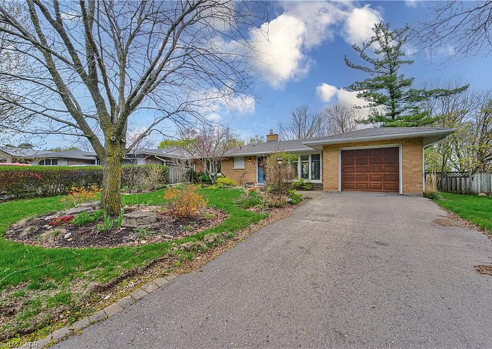 1st image of 74 Leaside Pl