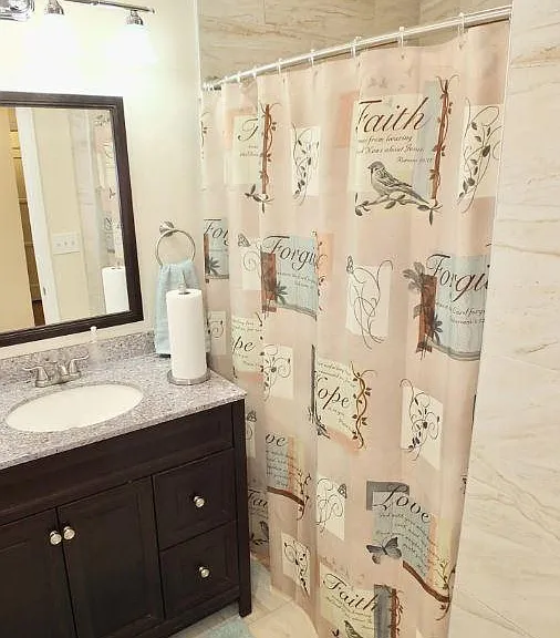 Full bath w/walk-in shower