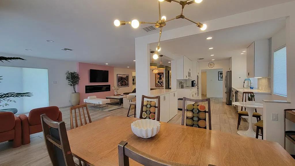 3 bed, 3.5 bath, 2379 sqft, $6,000 — Photo 3