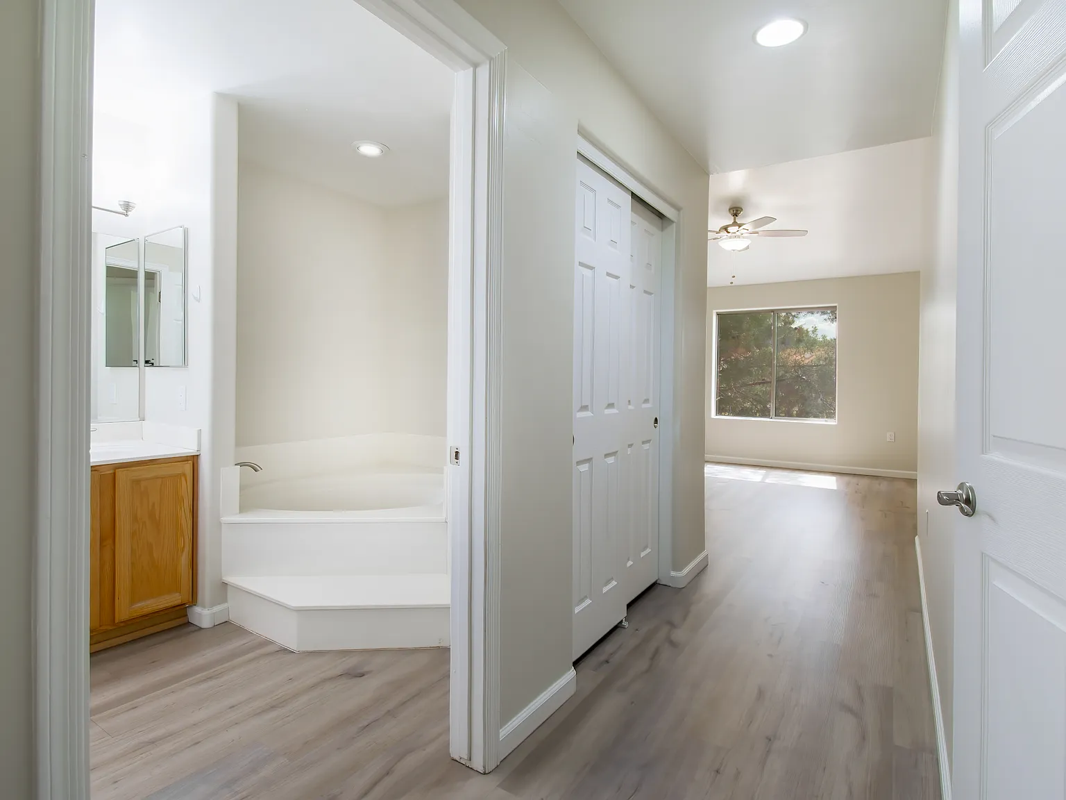 4 bed, 2.5 bath, 2464 sqft, $4,500 — Photo 2