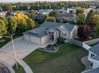 4615 Chamberlain Pl, Bismarck, ND 58503