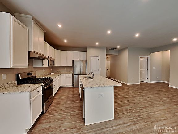 5th image of 1026 Carnation Dr